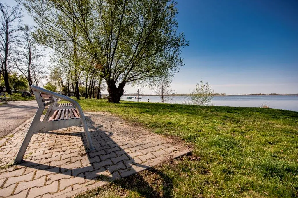 Lavička u Novomlýnských nádrží nedaleko penzionu